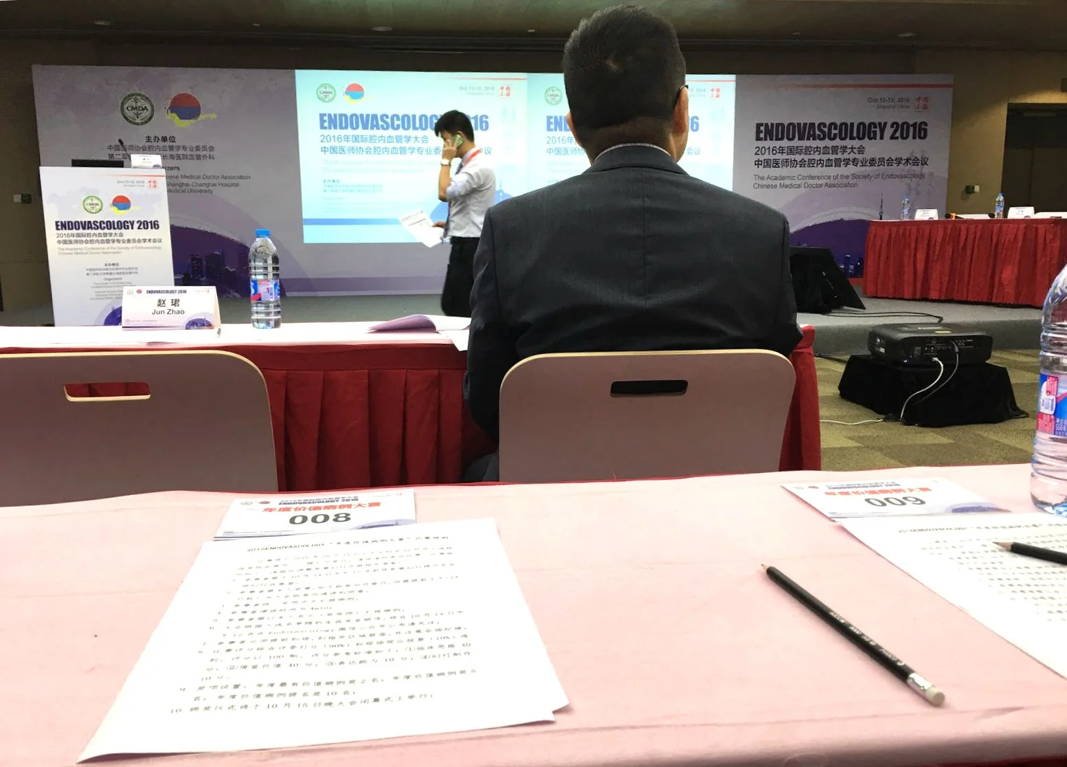 選手按照抽籤順序坐定位,好像進京考試一般。